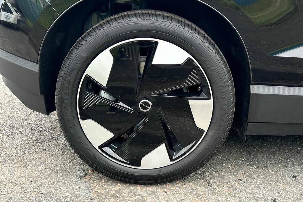 Volvo EX30 Plus, Single Motor Extended Range, Black #5