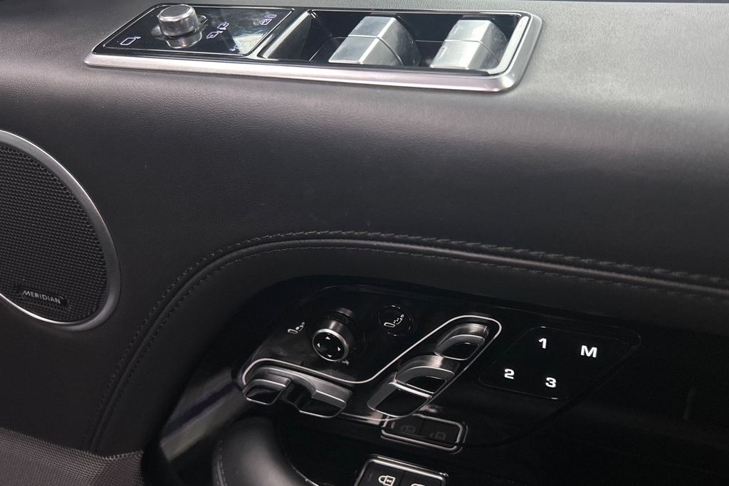 Land Rover Range Rover 3.0 D300 Westminster Black Black #25