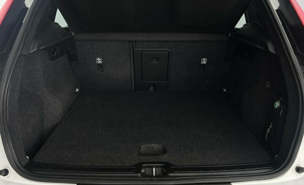 Volvo XC40 Momentum, T3 YY70YZK White #5