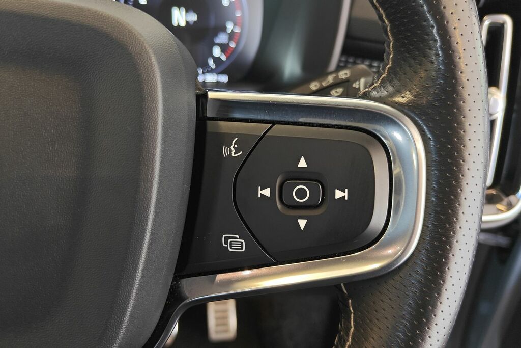 Volvo XC40 D3 R-design Black #12