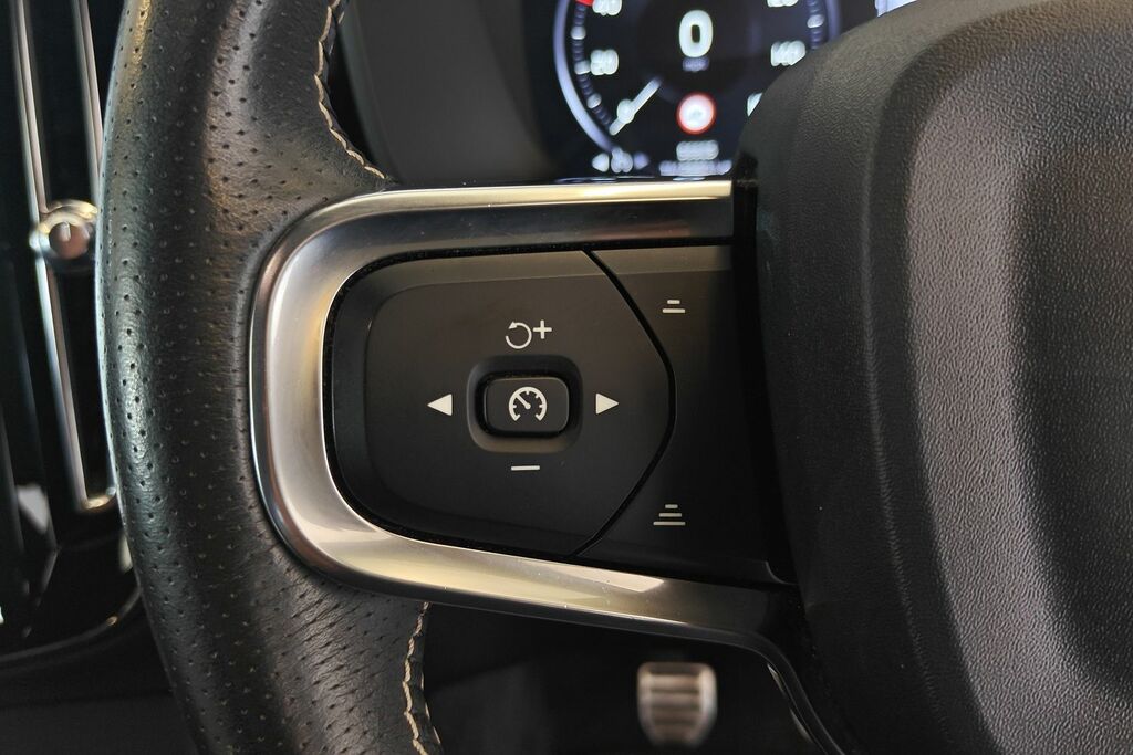 Volvo XC40 D3 R-design Black #11