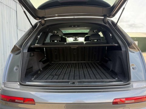 Audi Q7  Black #17