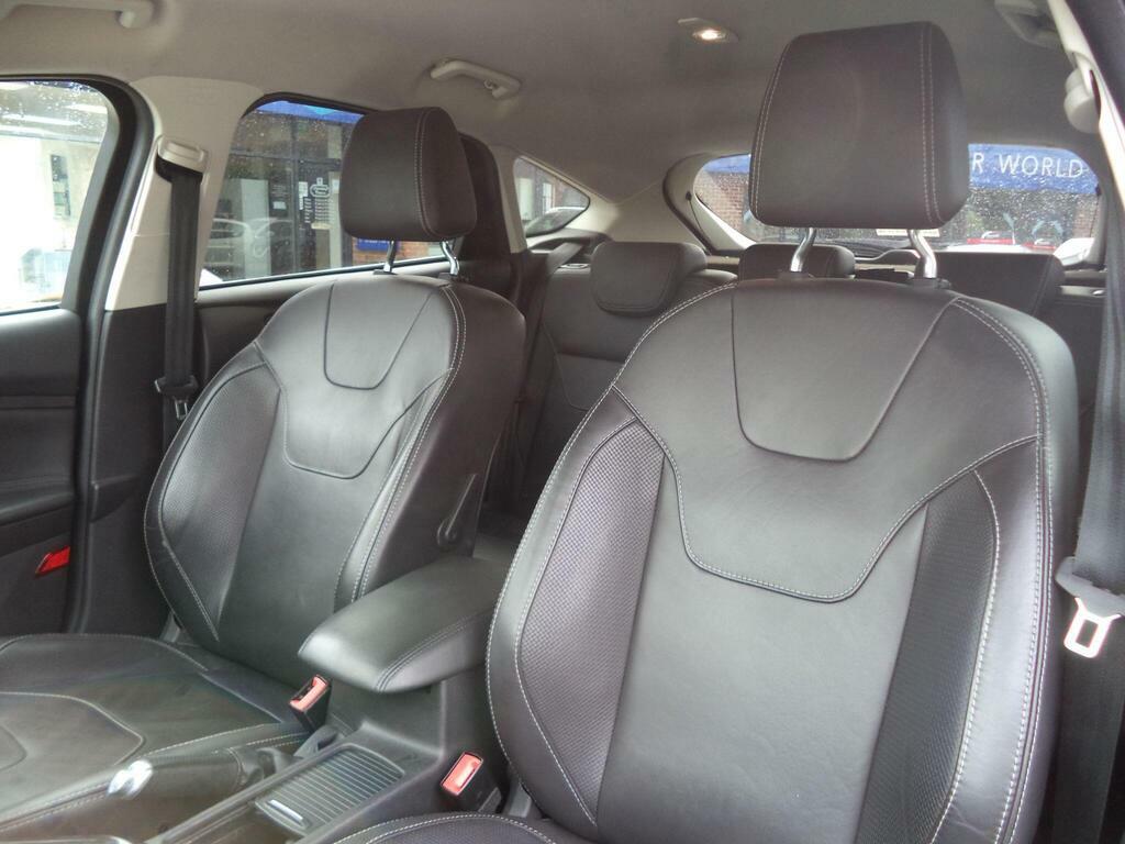 Ford Focus Titanium 5-Door Silver #32