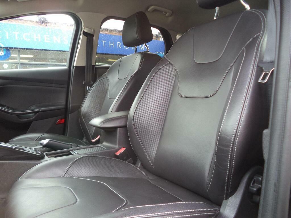 Ford Focus Titanium 5-Door Silver #31