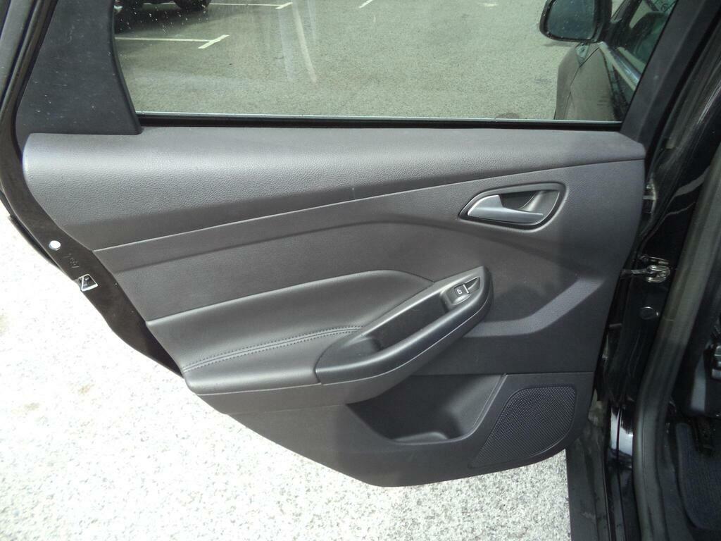 Ford Focus Titanium 5-Door Silver #26