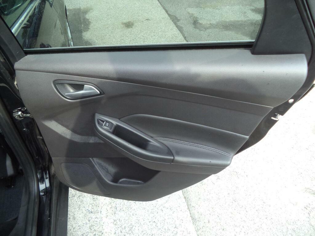 Ford Focus Titanium 5-Door Silver #25