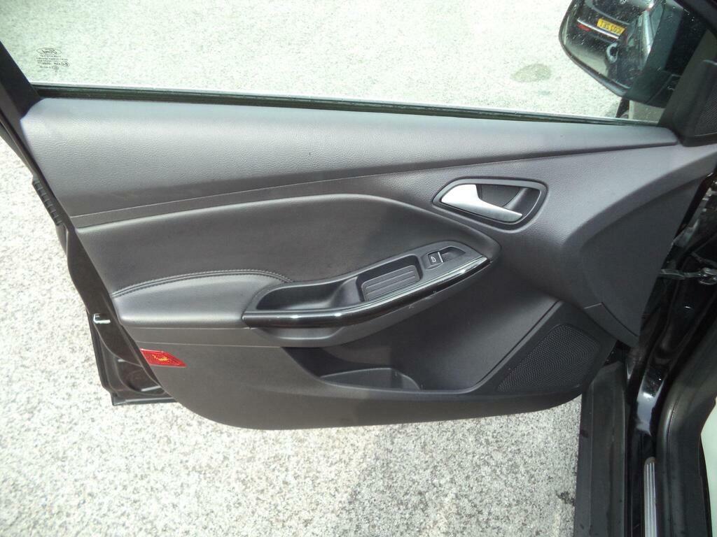 Ford Focus Titanium 5-Door Silver #24