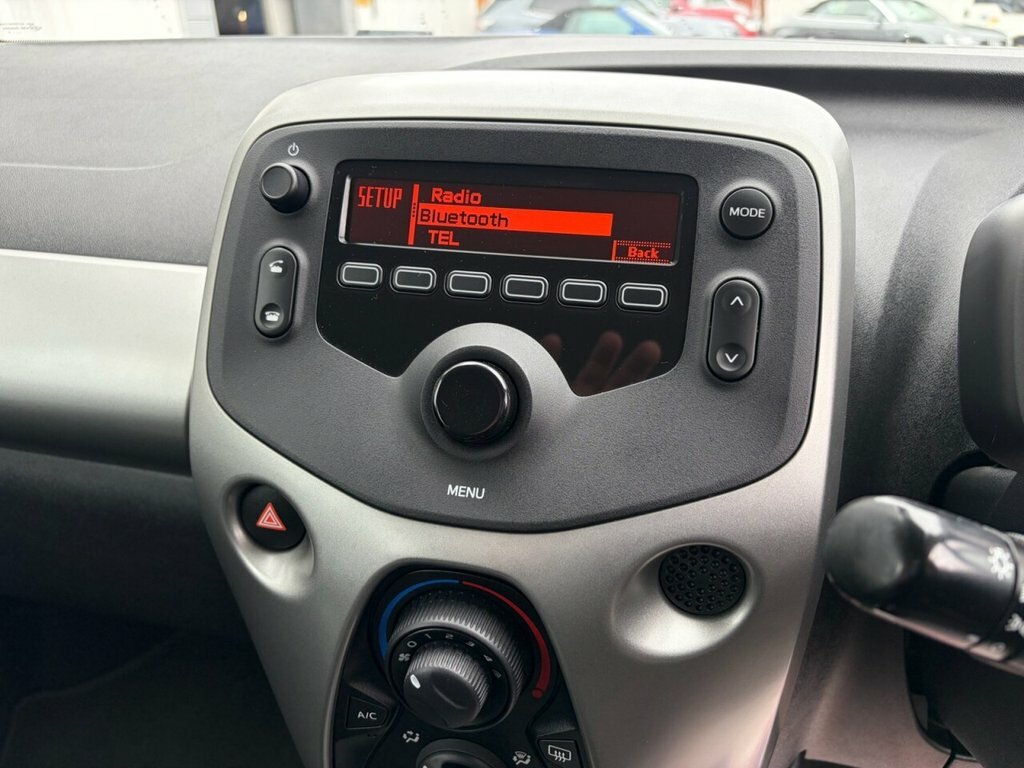 Toyota Aygo 1.0 Vvt-i X-play Hatchback X-shift Euro White #14