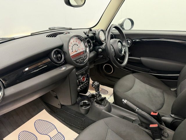 Mini Hatch 1.6 One D White #16