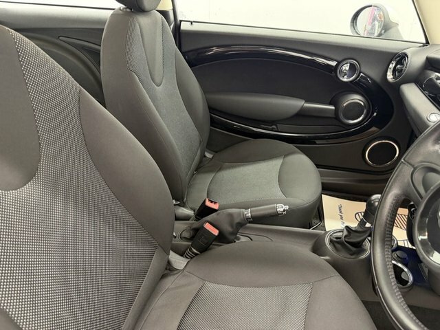 Mini Hatch 1.6 One D White #17