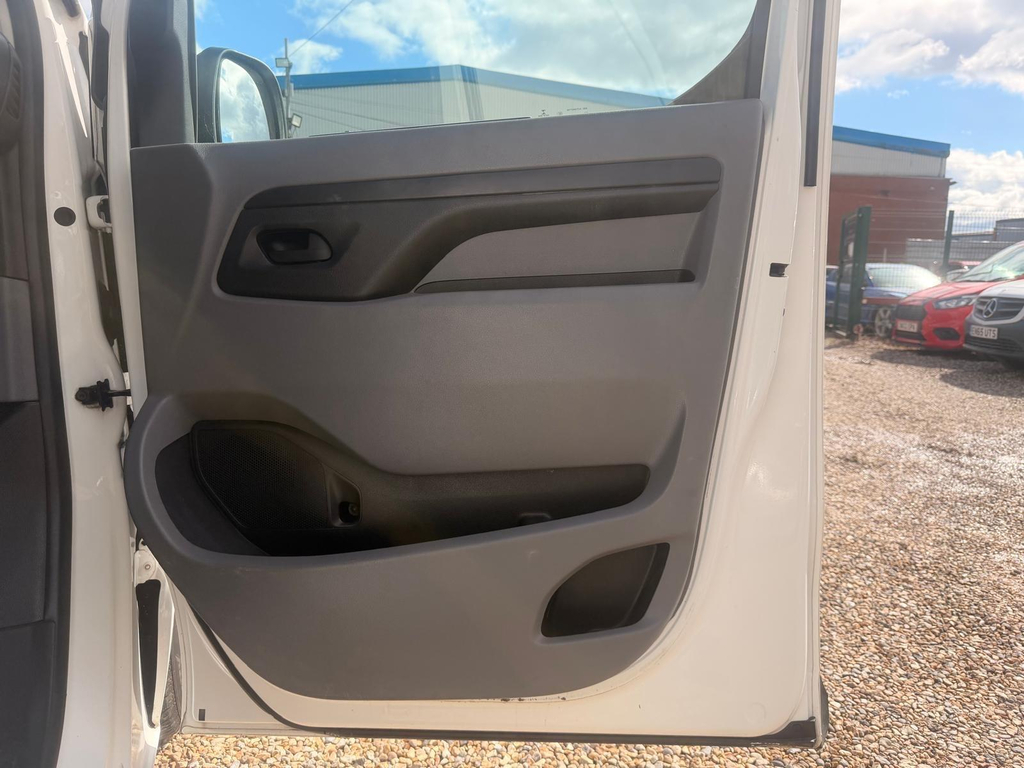 Vauxhall Vivaro Panel Van White #32