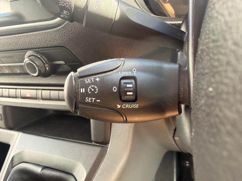 Vauxhall Vivaro Panel Van White #10