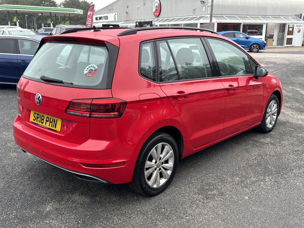 Volkswagen Golf SV 1.0 Tsi 110 Se Dsg Red #3