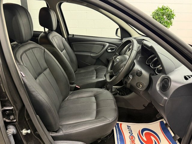 Dacia Duster 1.5 Dci Laureate Suv Euro 6 S S SO18JHA Black #2