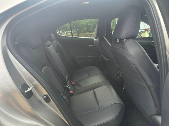 Lexus UX Premium #13