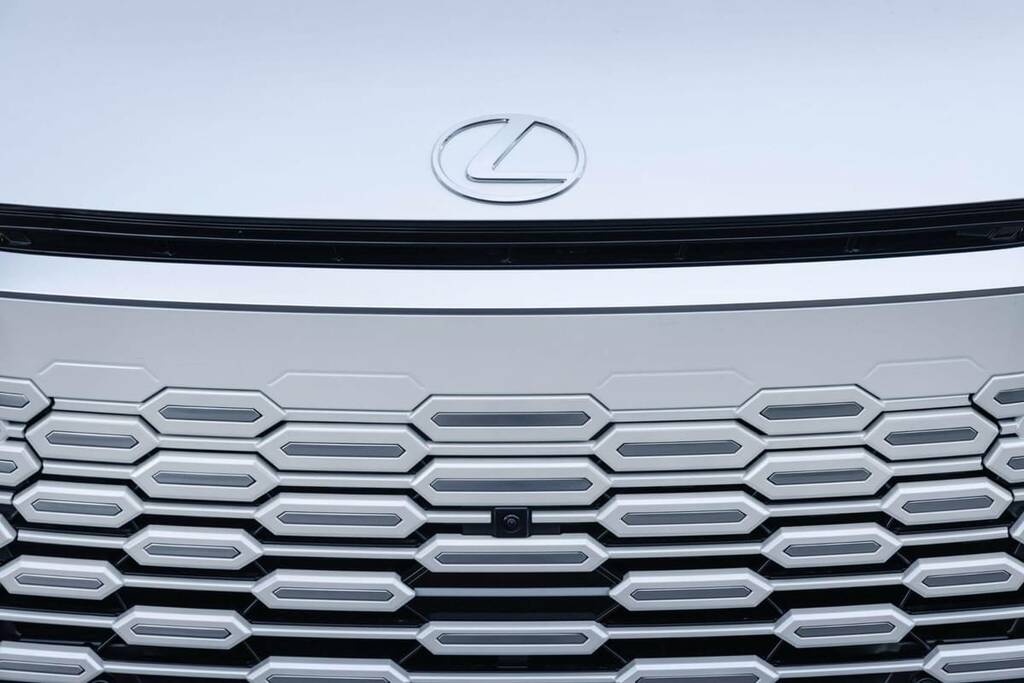Lexus LM 350H 2.5 Takumi E-cvt 4 Seat  #2