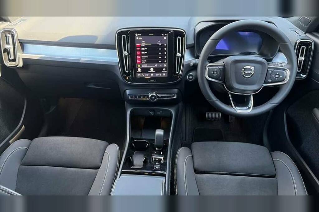 Volvo XC40 2.0 B3p Plus Dark VO26EUC White #4