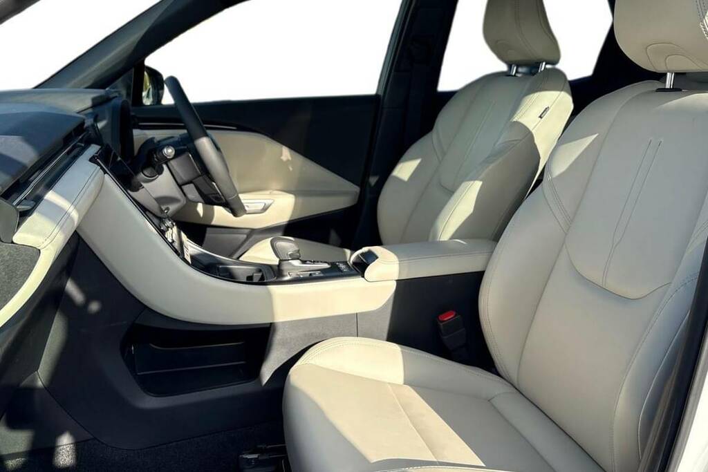 Lexus LBX 1.5 Premium Plus E-cvt FV74OJC White #5