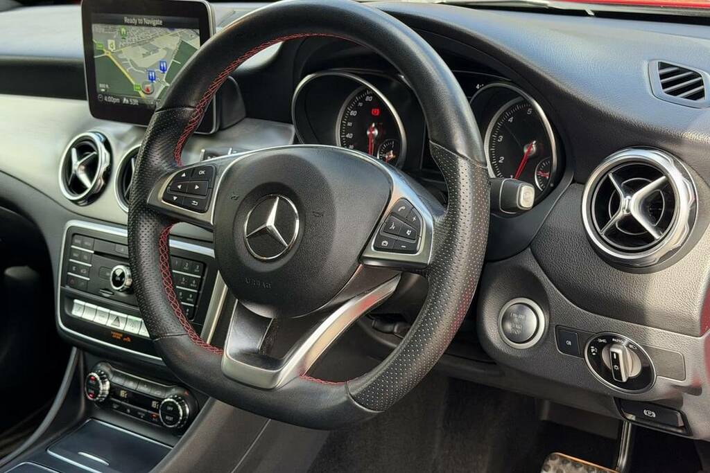 Mercedes-Benz GLA Class 200 Amg Line Edition Plus Red #4