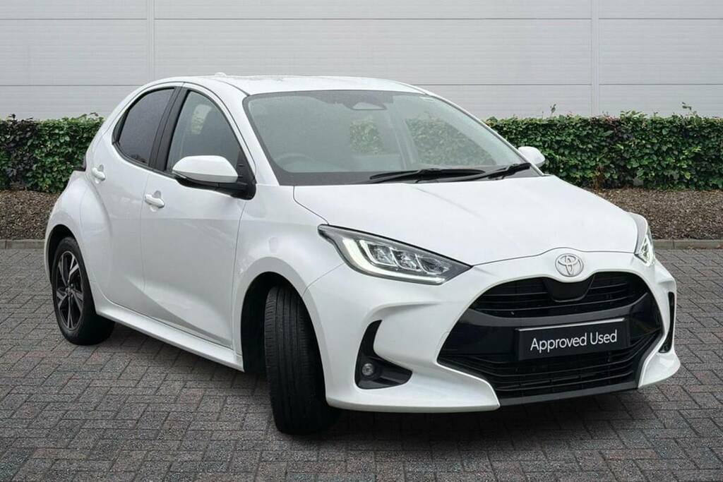 Toyota Yaris 1.5 Hybrid Design Cvt White