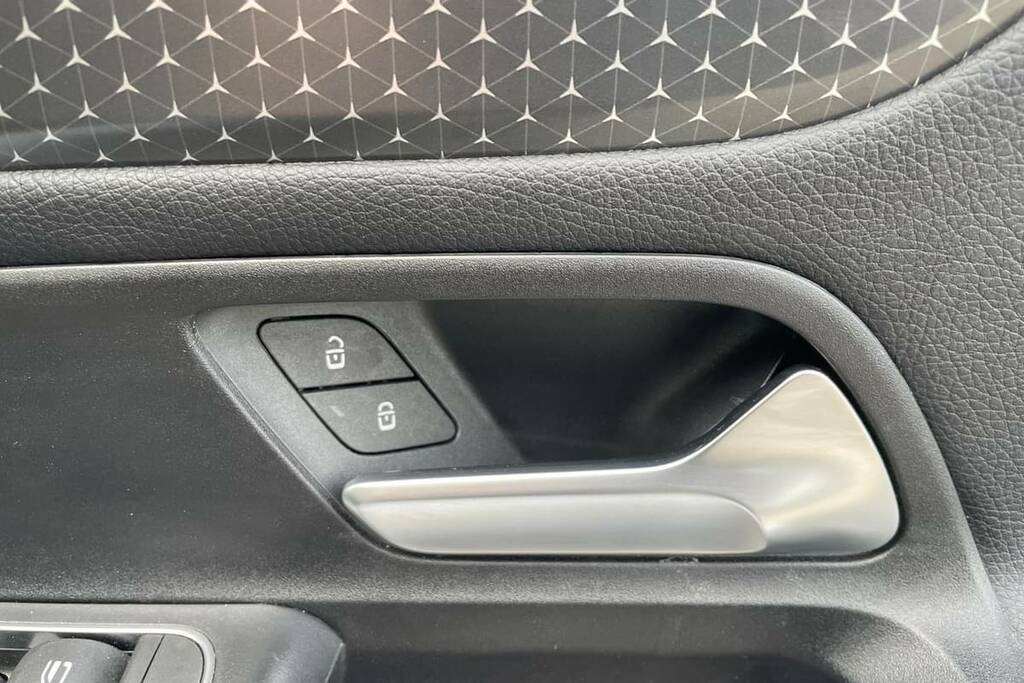 Mercedes-Benz GLB Class 200 Sport Executive 7G-tronic Silver #6