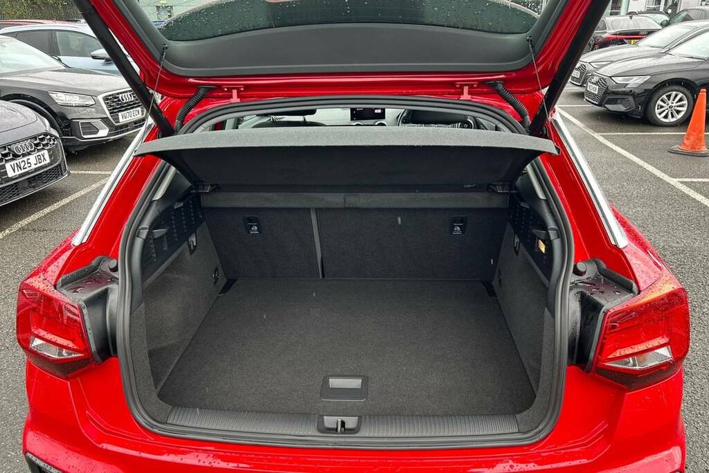 Audi Q2 30 Tfsi Technik SR72HJX Red #2