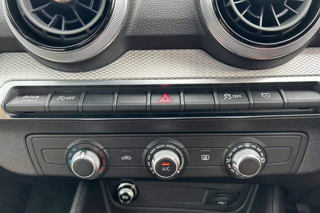 Audi Q2 30 Tfsi Technik SR72HJX Red #6