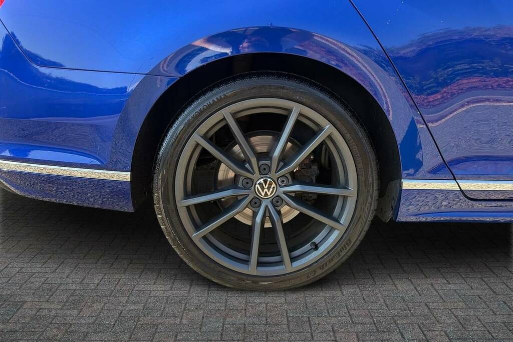 Volkswagen Passat R-line Black #17