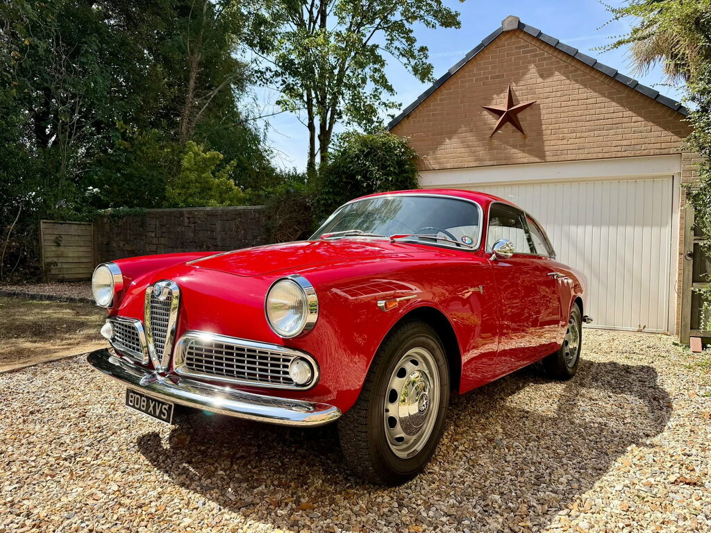 Alfa Romeo Giulietta Hatchback Red #8