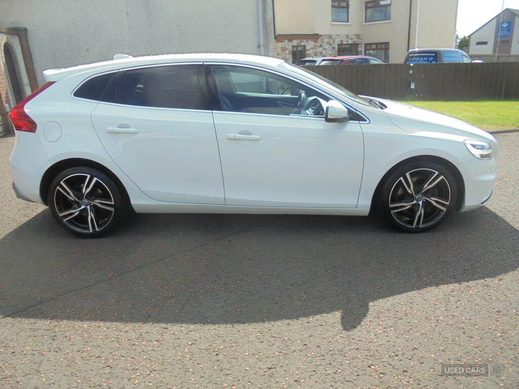 Volvo V40 D4 190 R Design Pro White #2