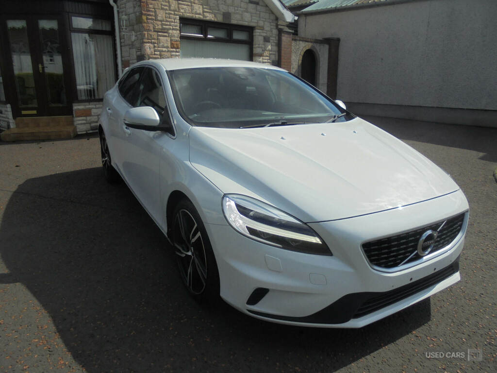 Volvo V40 D4 190 R Design Pro White