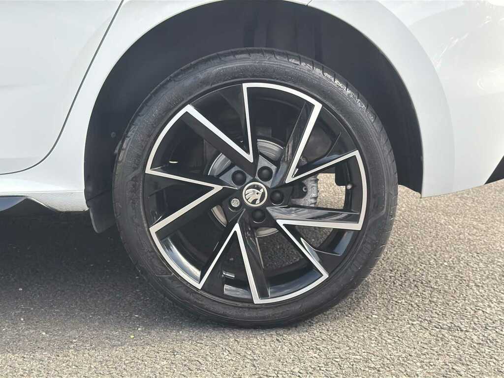 Skoda Kamiq 1.5 Tsi Monte Carlo Dsg White #6