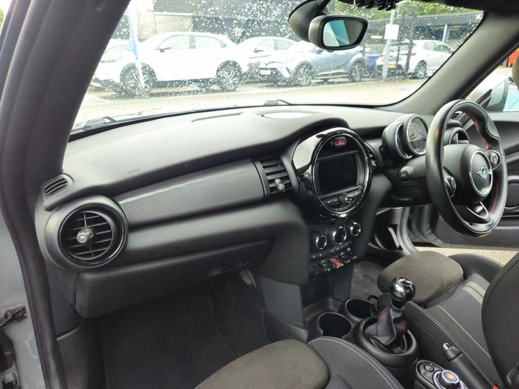 Mini Convertible 1.5 Cooper Classic 134 Bhp Red #7