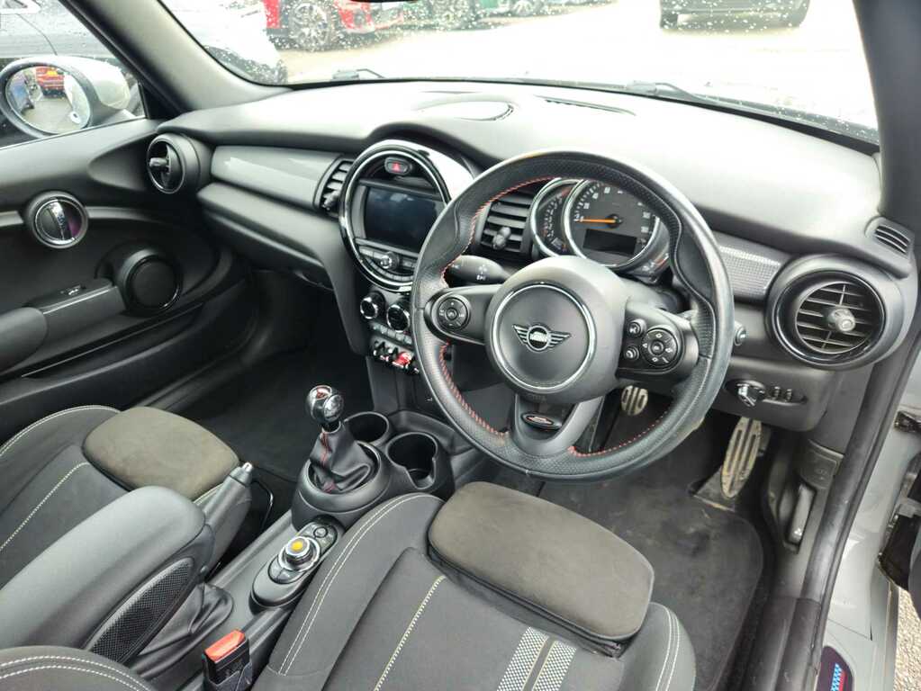 Mini Convertible 1.5 Cooper Classic 134 Bhp Red #15