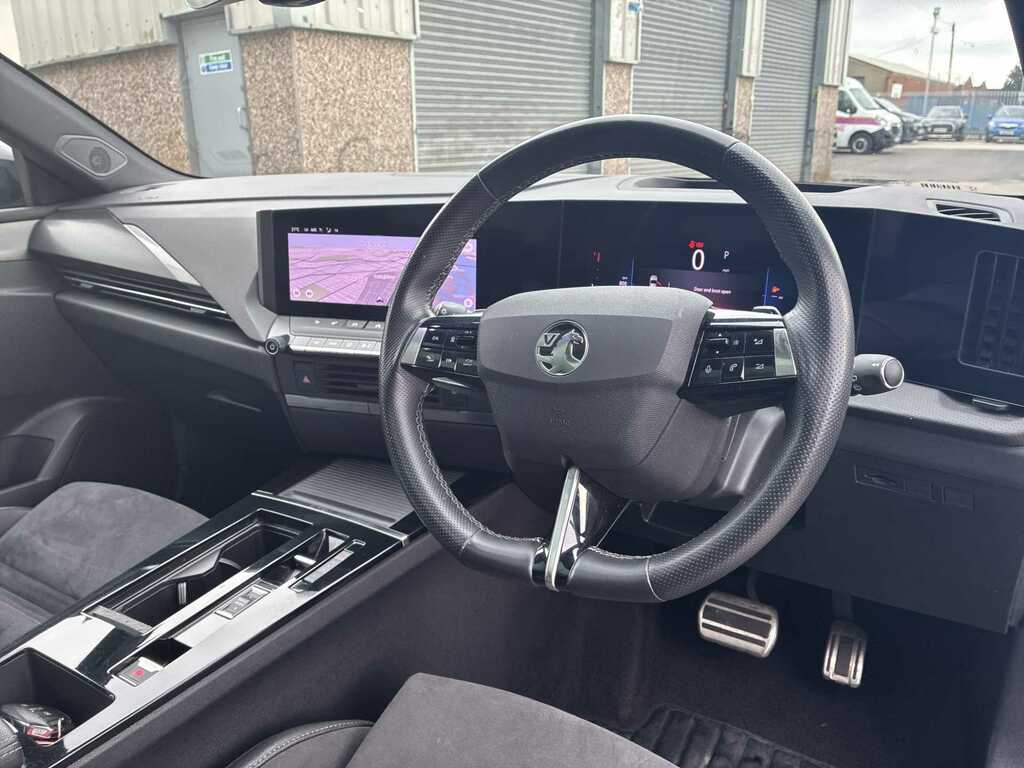 Vauxhall Astra Hatchback White #14