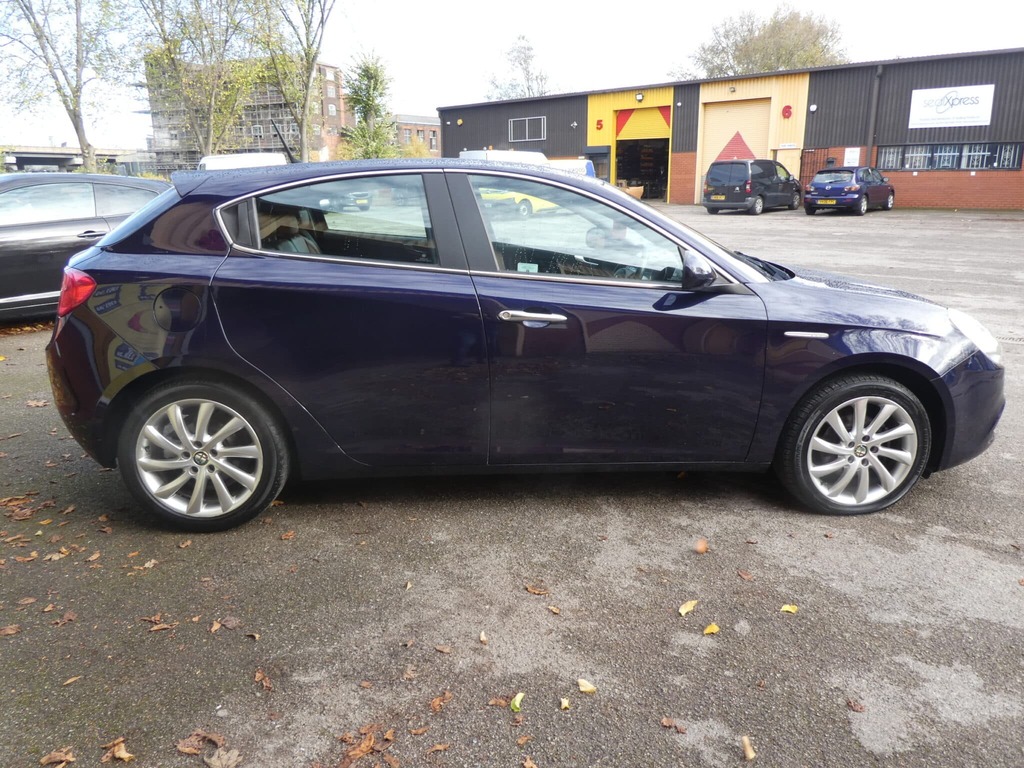 Alfa Romeo Giulietta 1.6 Jtdm-2 105 Lusso Start Stop Hatchback 62 #4
