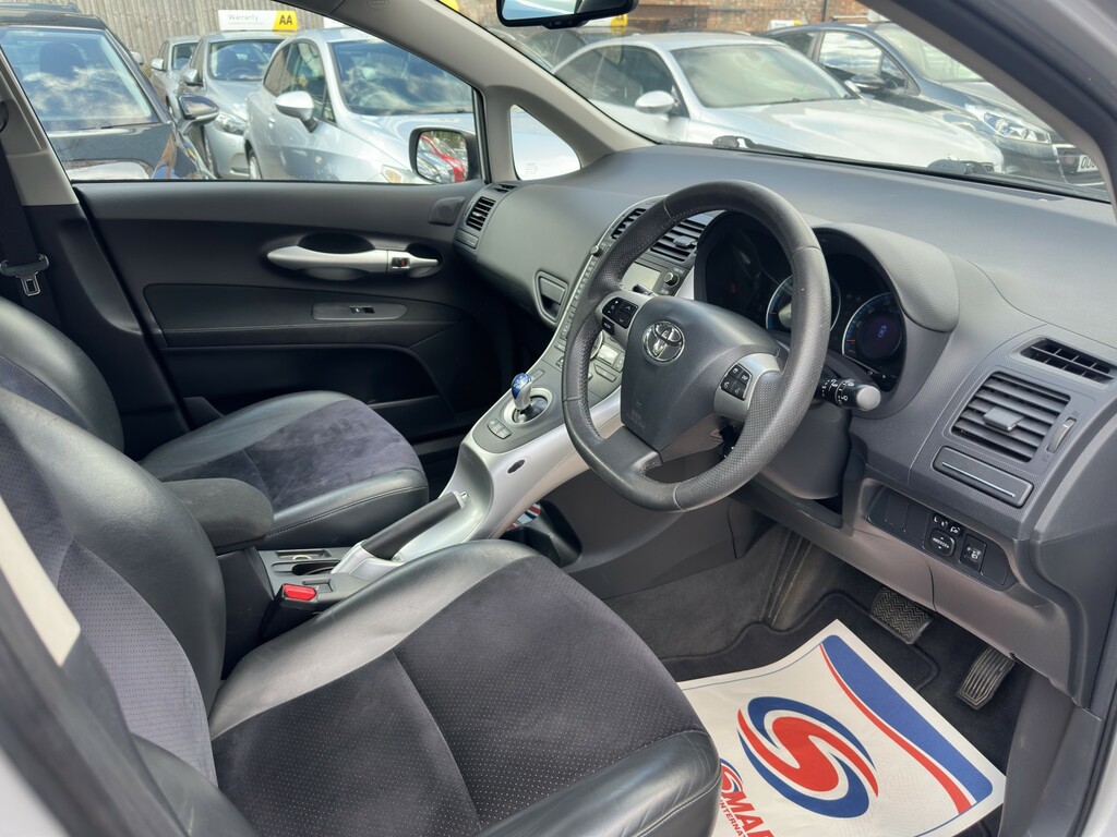 Toyota Auris Hatchback White #10