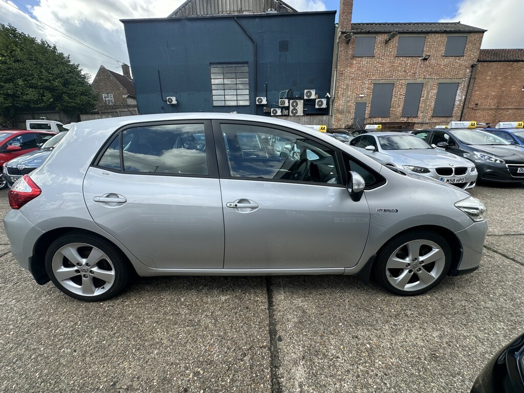 Toyota Auris Hatchback White #8