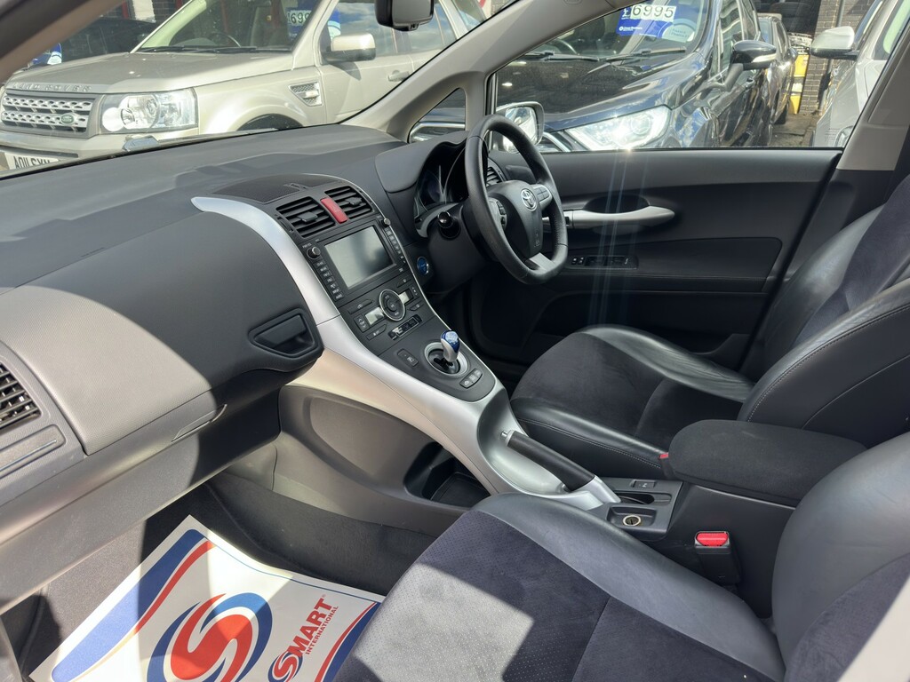 Toyota Auris Hatchback White #12