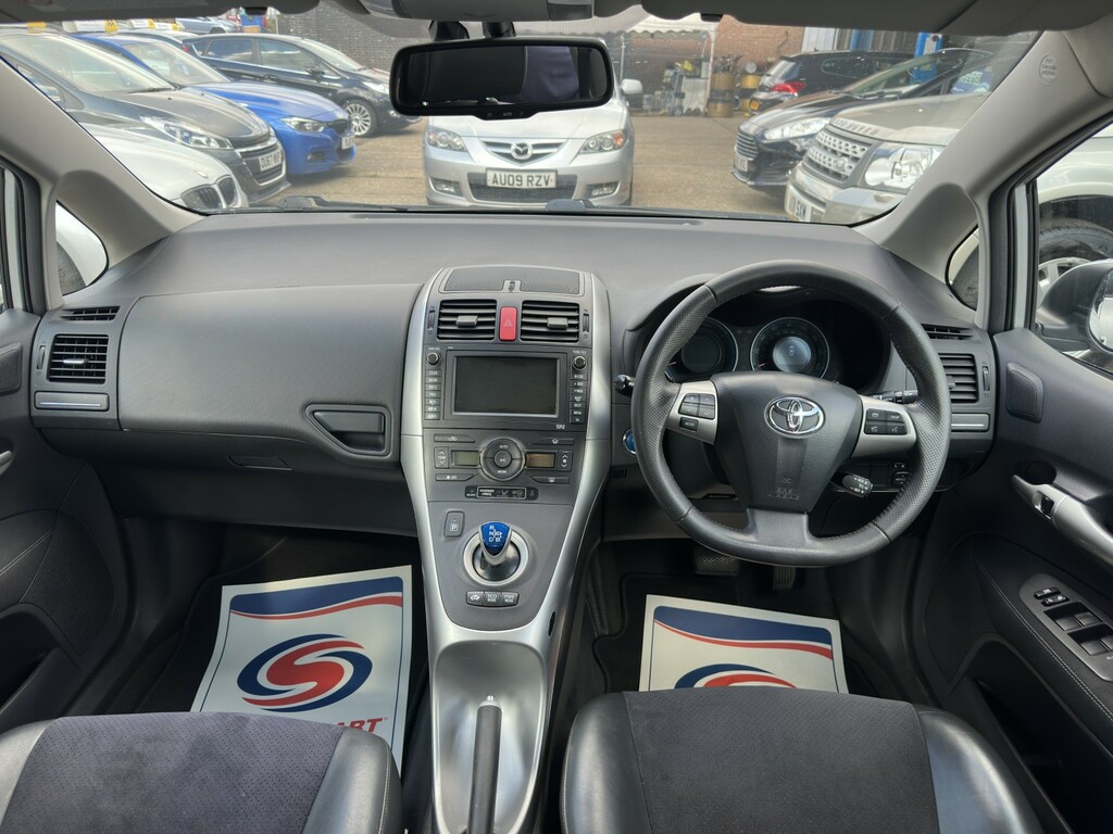 Toyota Auris Hatchback White #11