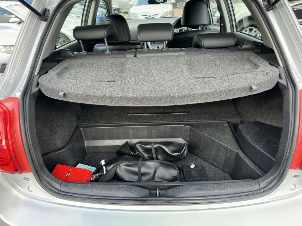 Toyota Auris Hatchback White #14