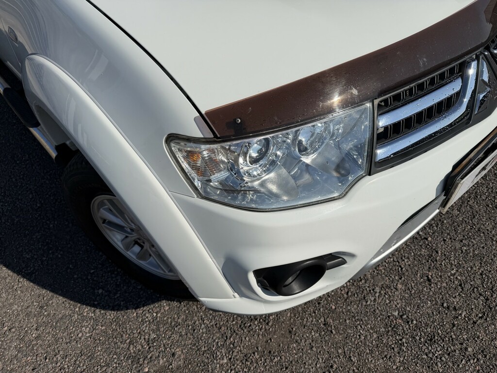 Mitsubishi L200 Pickup 2.5 Di-d Trojan 2014 White #2