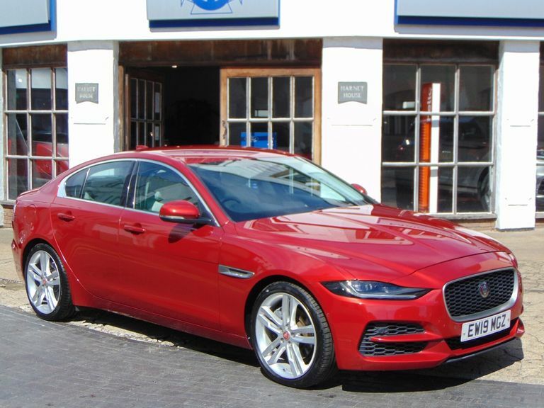 Jaguar XE 2.0 Hse Red
