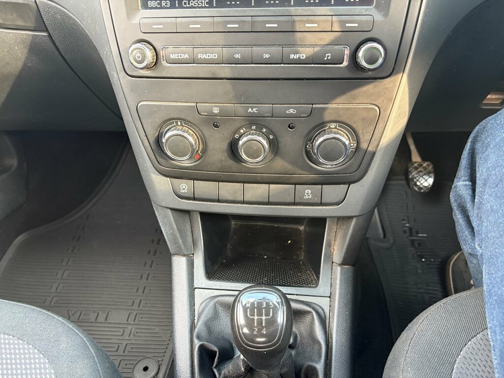 Skoda Yeti Hatchback Silver #15
