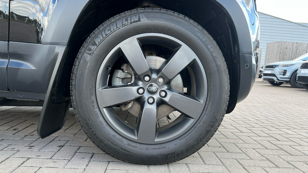 Land Rover Defender 3L Hse Black #8