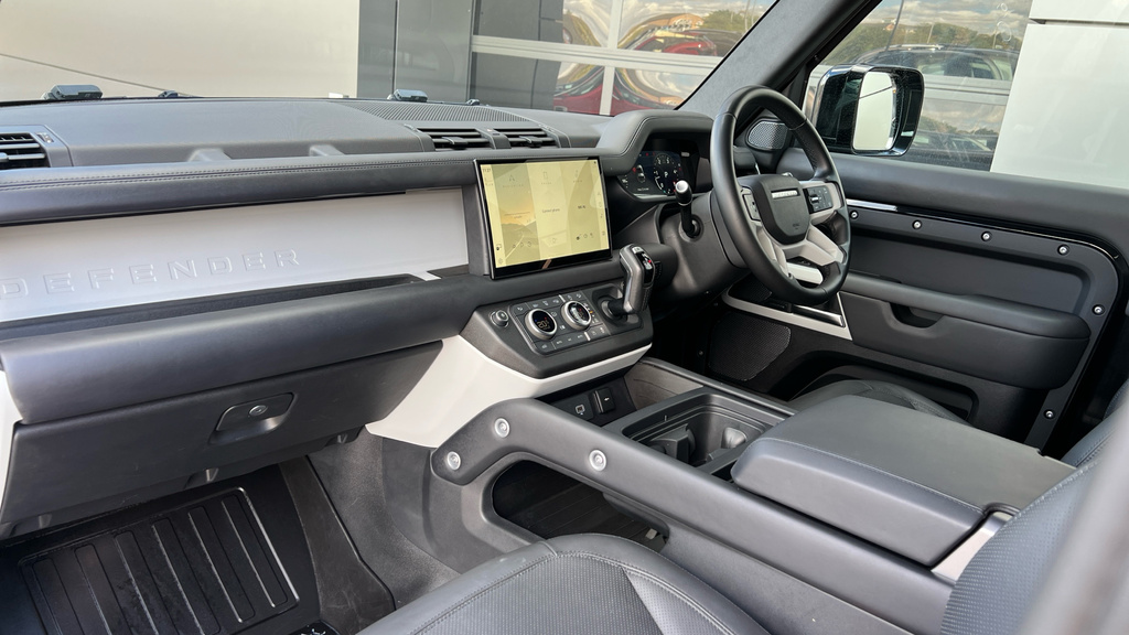 Land Rover Defender 3L Hse Black #23