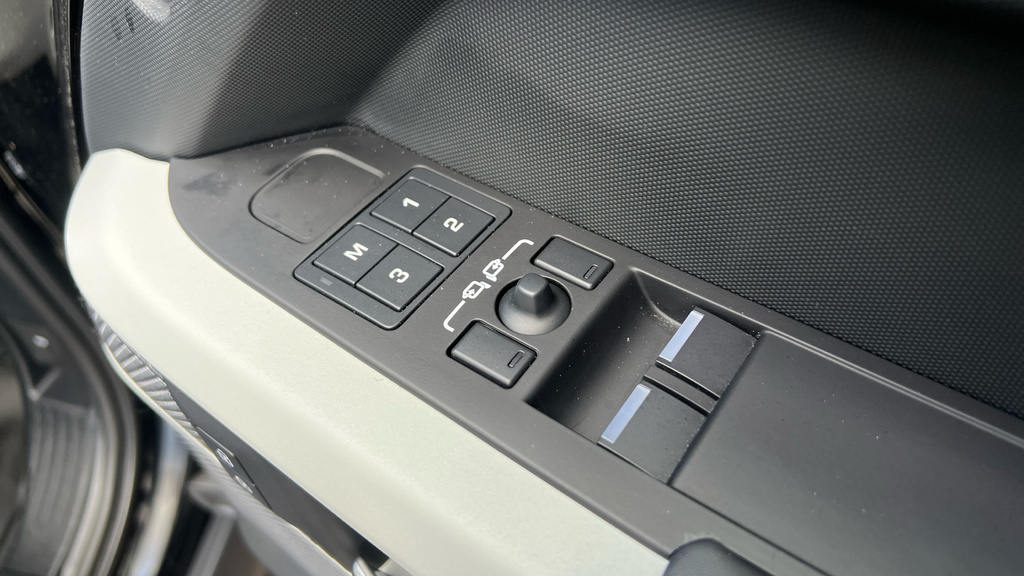 Land Rover Defender 3L Hse Black #36