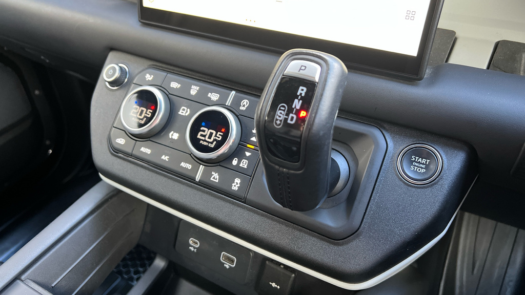 Land Rover Defender 3L Hse Black #13