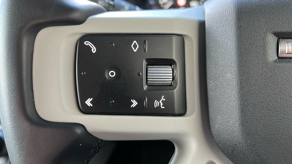 Land Rover Defender 3L Hse Black #38