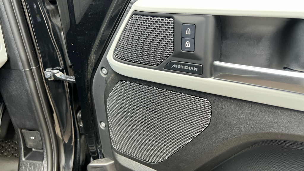 Land Rover Defender 3L Hse Black #37